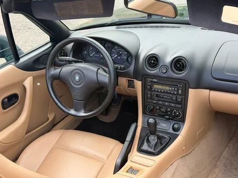 Used 1999 MAZDA MX-5 Miata RWD image 17