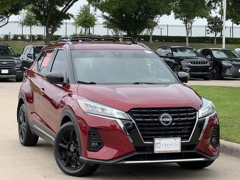 Used 2023 Nissan Kicks SR w/ SR Premium Package FWD image 2