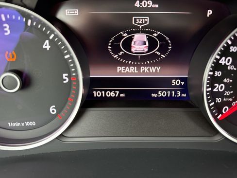 Used 2015 Volkswagen Touareg Sport image 16