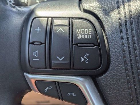 Used 2017 Toyota Highlander XLE AWD/4WD image 23