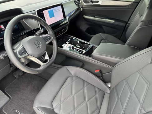 Used 2024 Volkswagen Atlas Cross Sport SE w/ Panoramic Sunroof Package FWD image 10