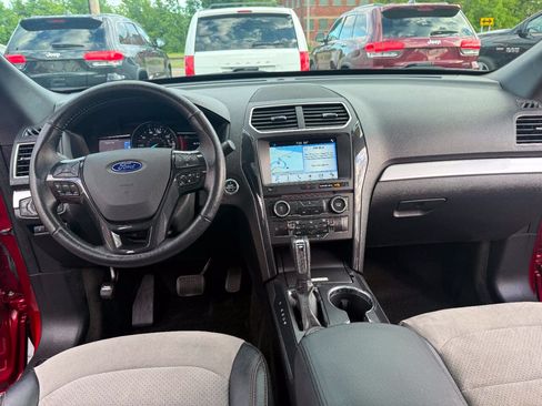 Used 2017 Ford Explorer XLT w/ Equipment Group 202A AWD/4WD image 12