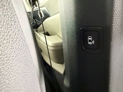 Used 2025 Kia Carnival FWD image 32