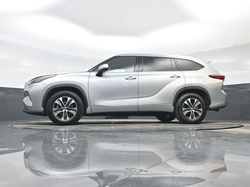 Used 2020 Toyota Highlander XLE FWD image 27