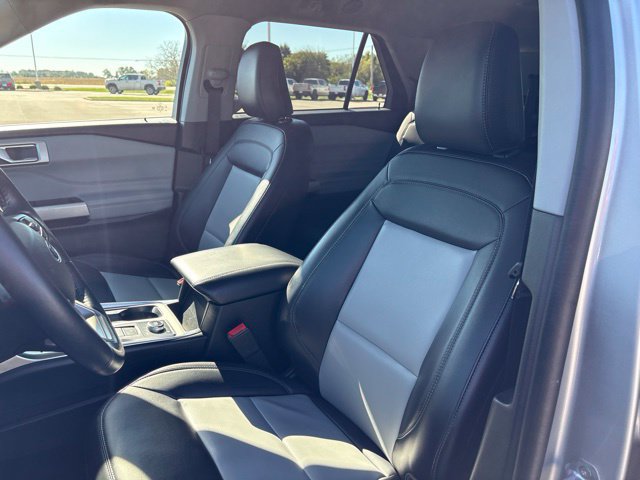 Used 2022 Ford Explorer XLT w/ Equipment Group 202A AWD/4WD image 38