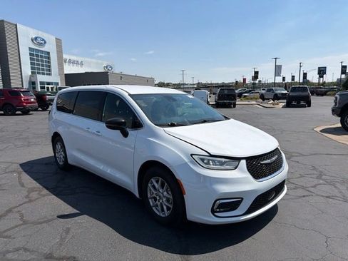 Used 2025 Chrysler Pacifica Select FWD image 1
