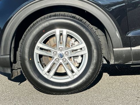 Used 2024 Ford Explorer XLT w/ Equipment Group 202A image 32