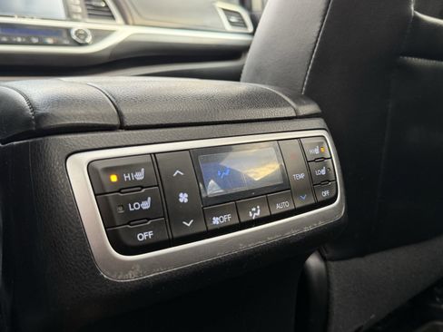 Used 2017 Toyota Highlander Limited image 32