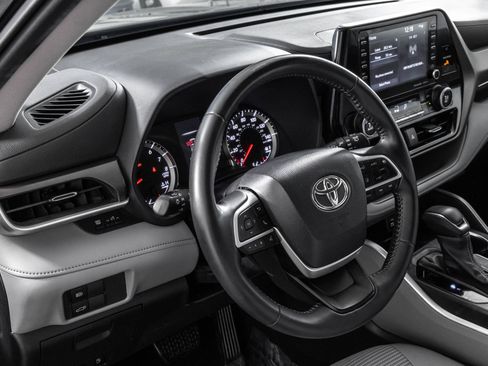 Used 2022 Toyota Highlander LE AWD/4WD image 35