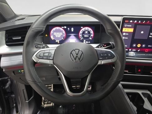 Used 2025 Volkswagen Tiguan SE R-Line AWD/4WD image 15