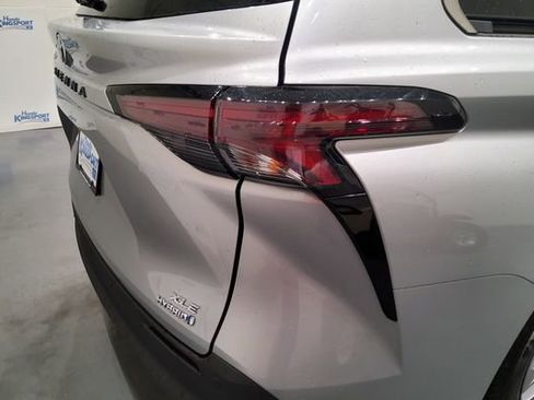 Used 2024 Toyota Sienna XLE FWD image 12