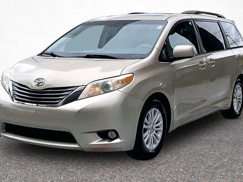 Used 2013 Toyota Sienna XLE FWD image 4
