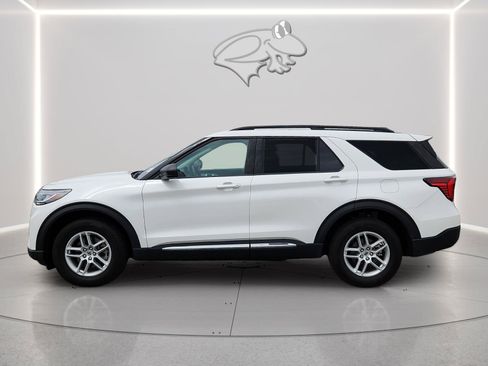 Used 2025 Ford Explorer Active AWD/4WD image 2