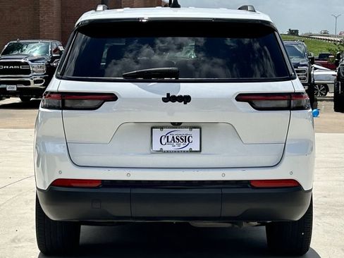 Used 2023 Jeep Grand Cherokee L Laredo RWD image 5