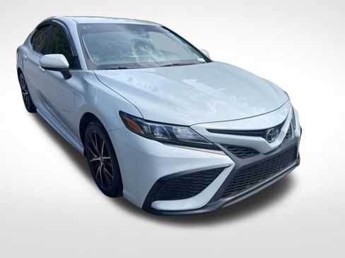 Used 2024 Toyota Camry SE FWD image 3
