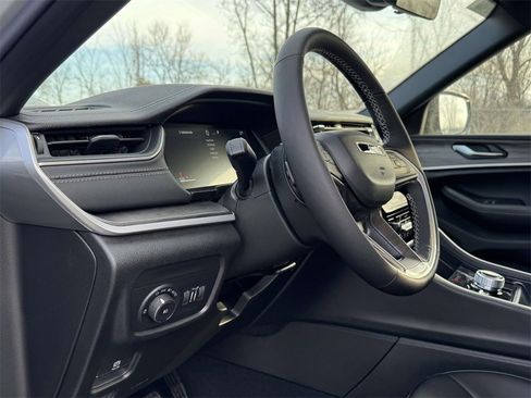 New 2025 Jeep Grand Cherokee Limited w/ Black Appearance Package image 2
