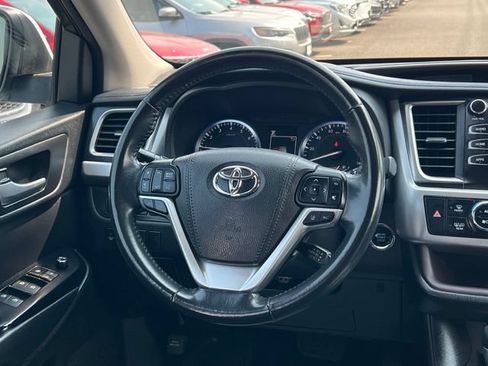 Used 2017 Toyota Highlander XLE w/ Carpet Mat Package AWD/4WD image 16