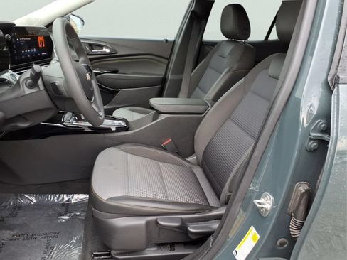 Used 2025 Chevrolet Trax LT FWD image 21