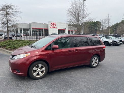 Used 2013 Toyota Sienna LE image 2