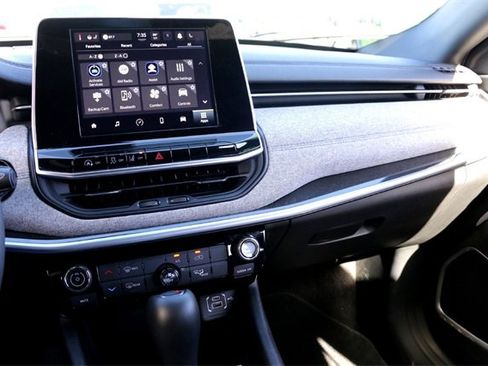 Used 2025 Jeep Compass Latitude image 14