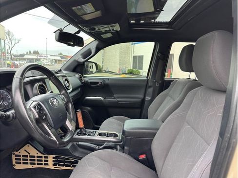 Used 2017 Toyota Tacoma TRD Off-Road image 27