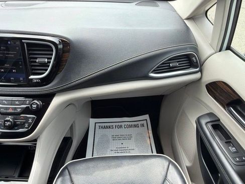Used 2023 Chrysler Pacifica Limited FWD image 21