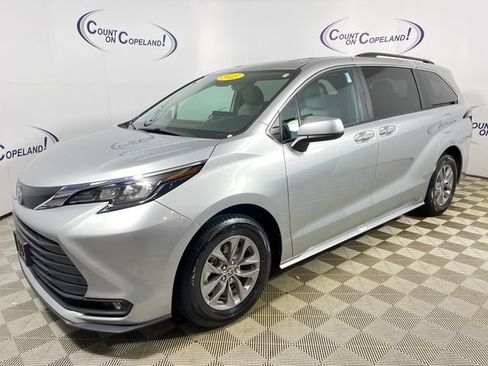 Certified 2025 Toyota Sienna XLE FWD image 3