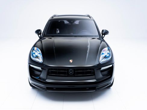 Certified 2025 Porsche Macan image 6