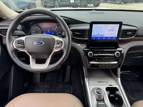 Used 2023 Ford Explorer Limited w/ Equipment Group 301A image 4