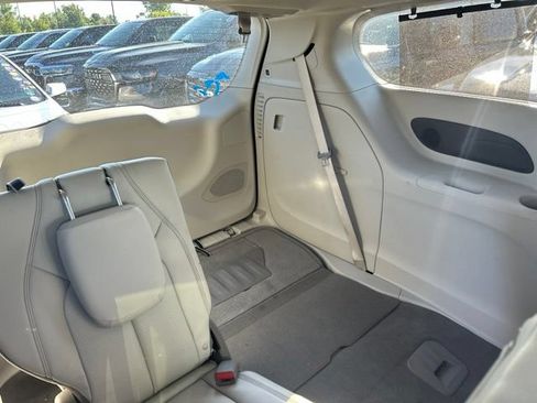 Used 2018 Chrysler Pacifica Touring-L Plus FWD image 9
