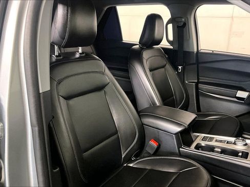 Used 2023 Ford Explorer XLT w/ Equipment Group 202A image 7