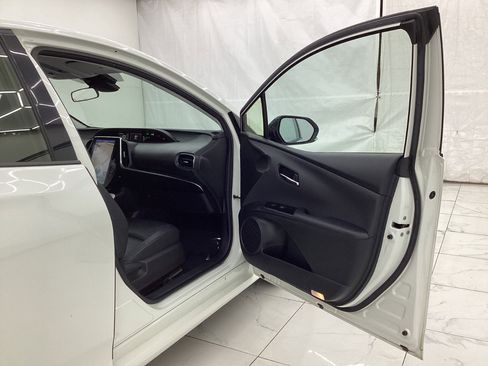 Used 2018 Toyota Prius Prime Premium image 17