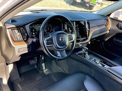 Used 2021 Volvo XC60 T5 Momentum w/ Advanced Package image 14