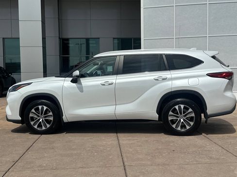 Certified 2023 Toyota Highlander XLE AWD/4WD image 8