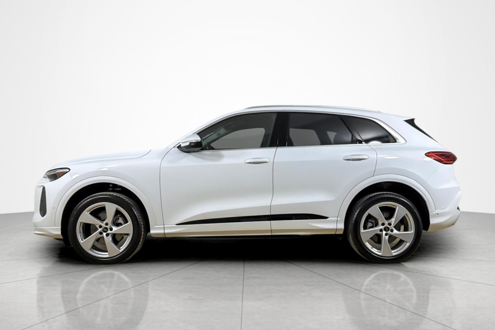 Used 2025 Audi Q5 Premium Plus w/ Premium Plus AWD/4WD image 2