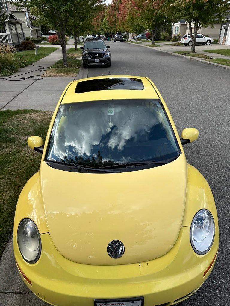 Used 2010 Volkswagen Beetle Coupe FWD image 4