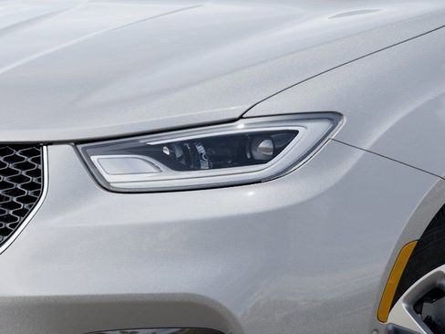 New 2026 Chrysler Pacifica Limited FWD image 10