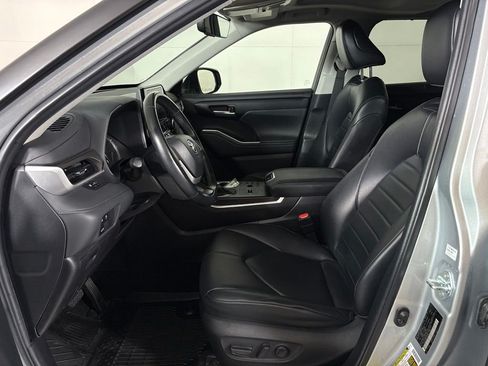 Used 2024 Toyota Highlander XLE FWD image 16