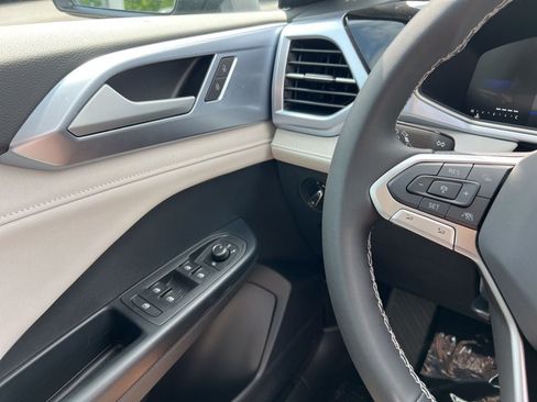 New 2026 Volkswagen Taos SE FWD image 18