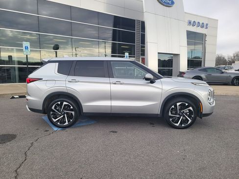 Used 2024 Mitsubishi Outlander AWD image 2