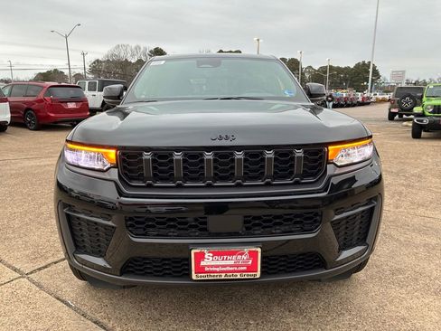 New 2026 Jeep Grand Cherokee Altitude AWD/4WD image 9