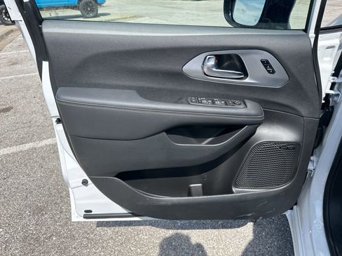 New 2025 Chrysler Pacifica Limited w/ Uconnect Theater Family Group FWD image 58