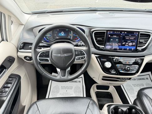 Used 2022 Chrysler Pacifica Touring-L FWD image 28