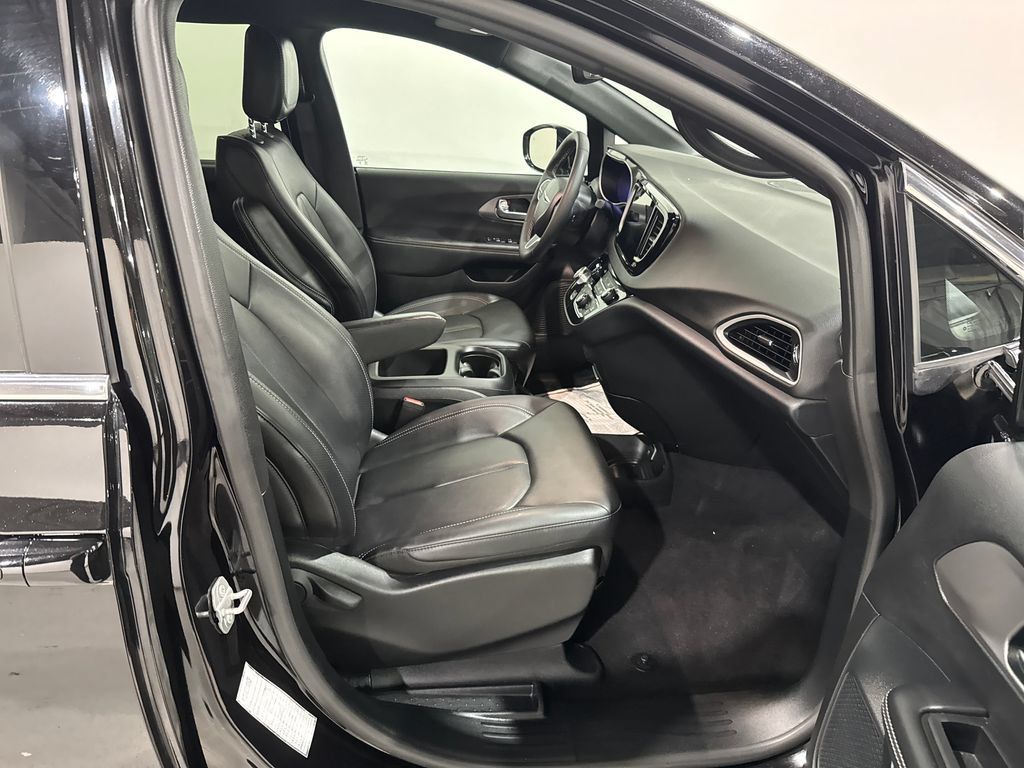 Used 2025 Chrysler Pacifica Select FWD image 22
