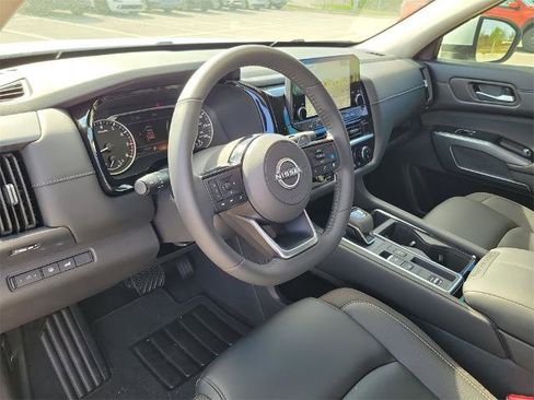 Certified 2025 Nissan Pathfinder SL image 23