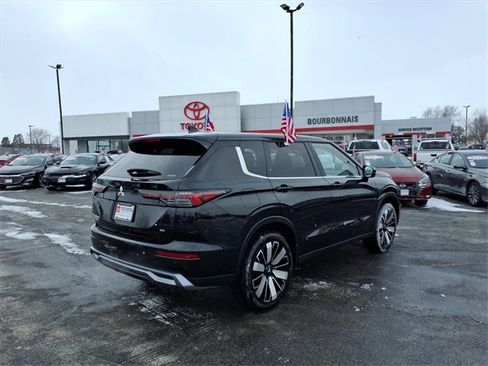 Used 2025 Mitsubishi Outlander AWD image 3