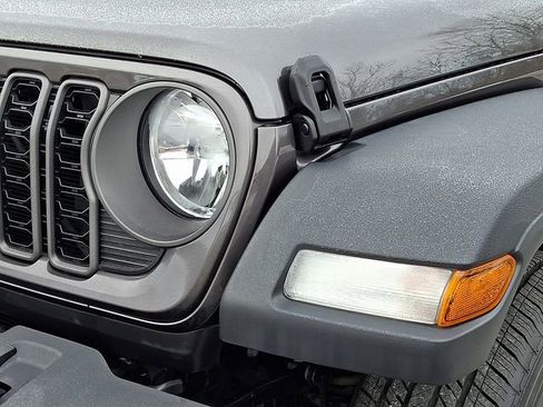 Used 2024 Jeep Gladiator Sport image 9