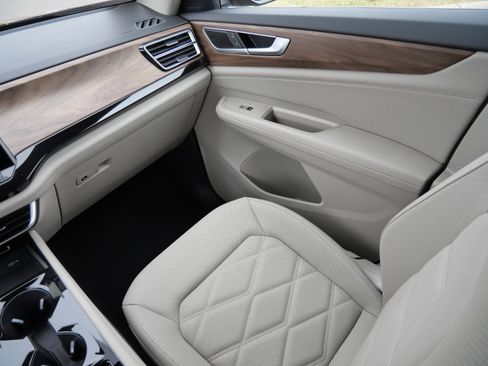 Certified 2025 Volkswagen Atlas SE image 10