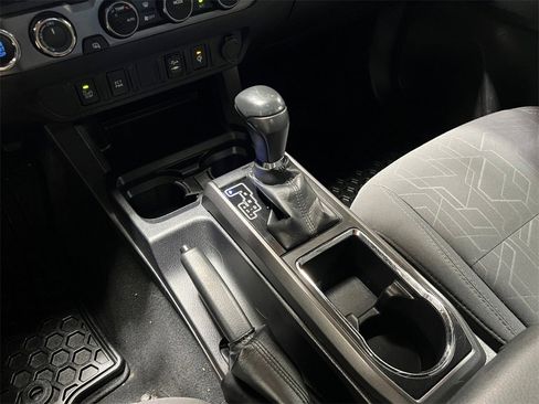 Used 2017 Toyota Tacoma TRD Sport image 33