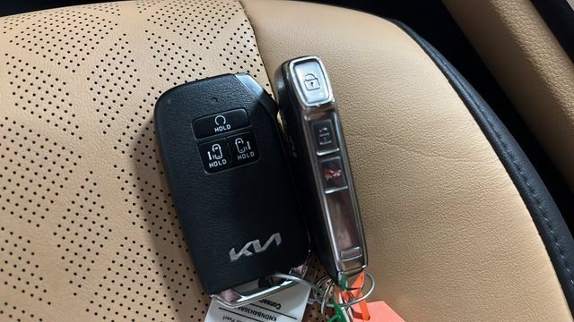 Used 2024 Kia Carnival LX FWD image 20